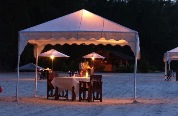 Kaarslicht diner op het strand